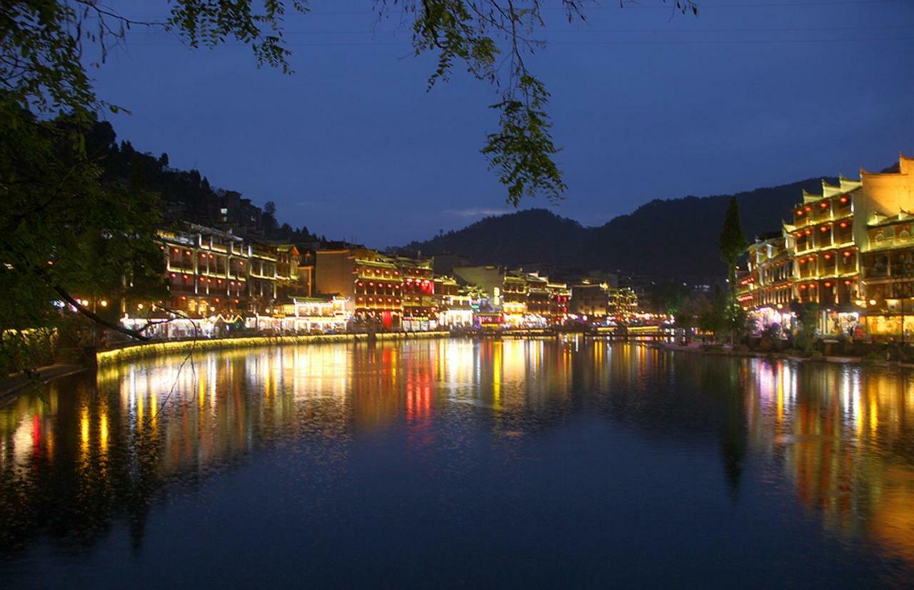 Hemu House Hotel Fenghuang Bagian luar foto